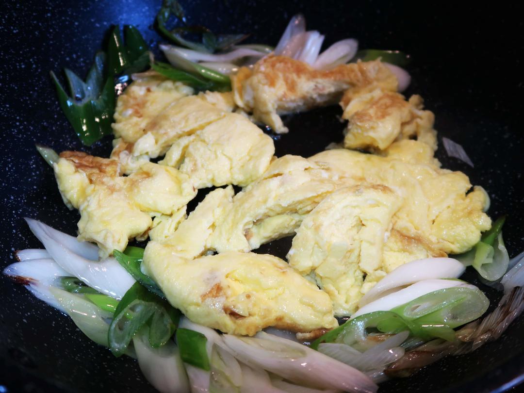 快手午餐便当饭盒——尖椒肉丝和大葱炒蛋