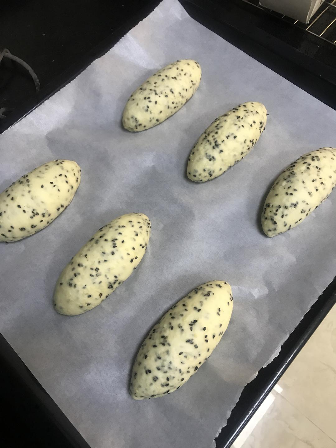 黑芝麻小软欧面包
