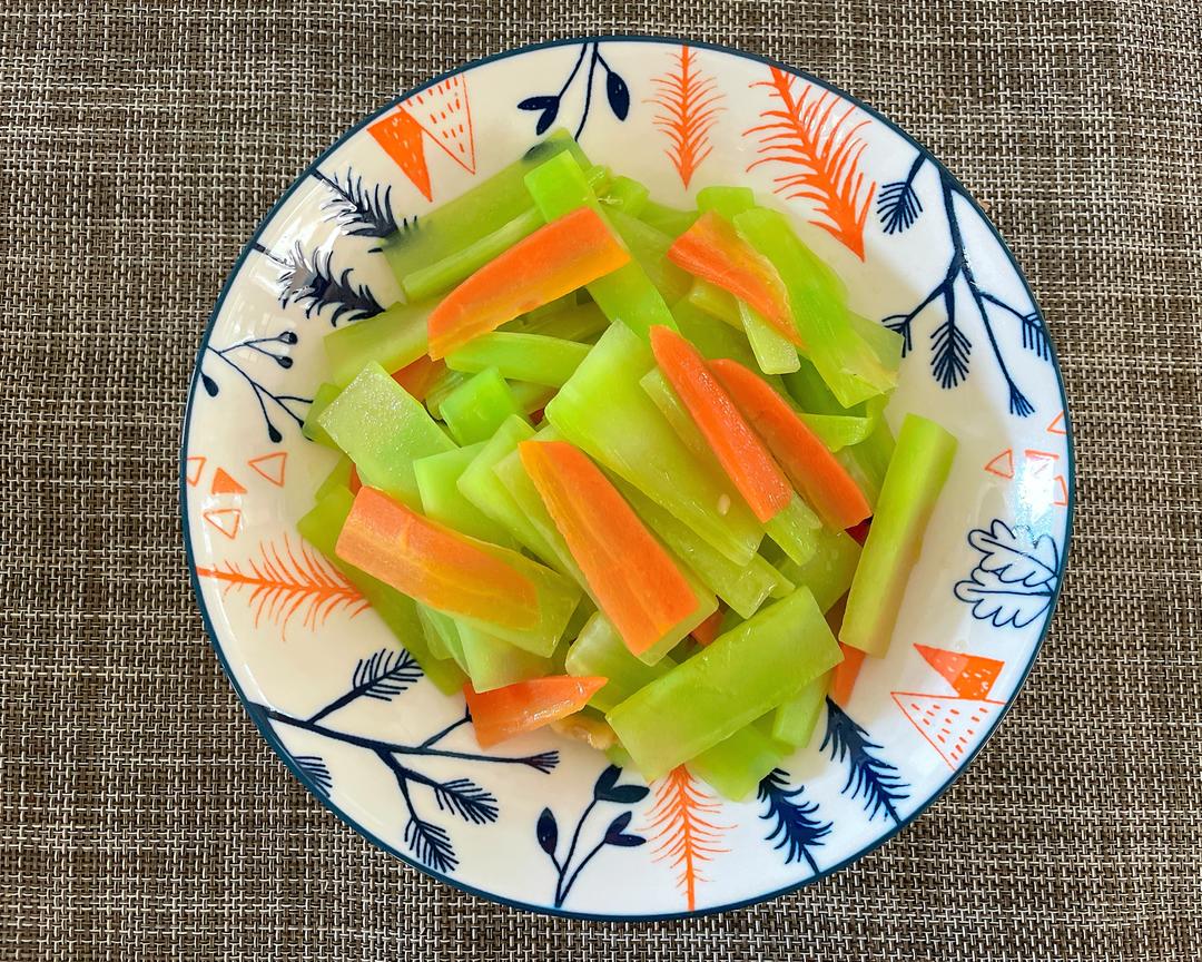 油锅烧热,放蒜米,莴笋和胡萝卜翻炒,弄适量的水,加盐,出锅.