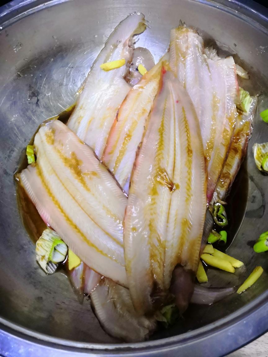 轻盐饮食之炸舌头鱼的做法 步骤1