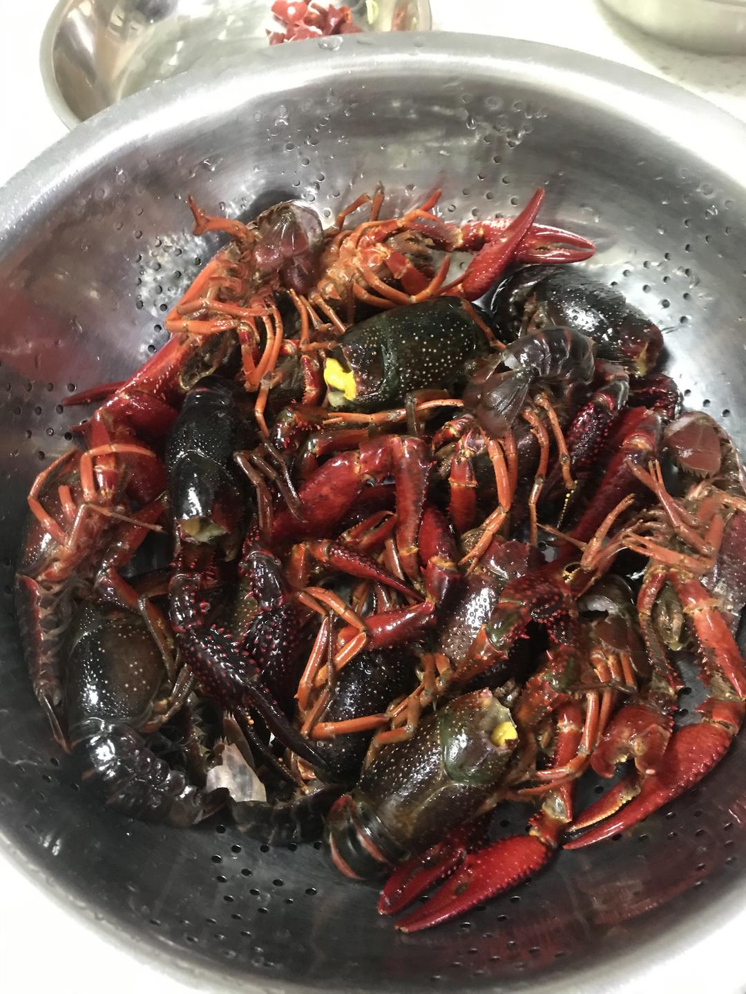 用自制香辣酱炒的小龙虾的做法 步骤1
