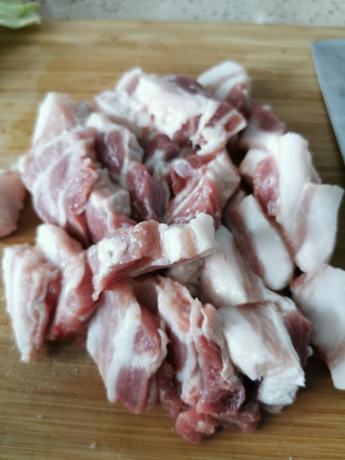 五花肉烧油豆腐的做法 步骤1