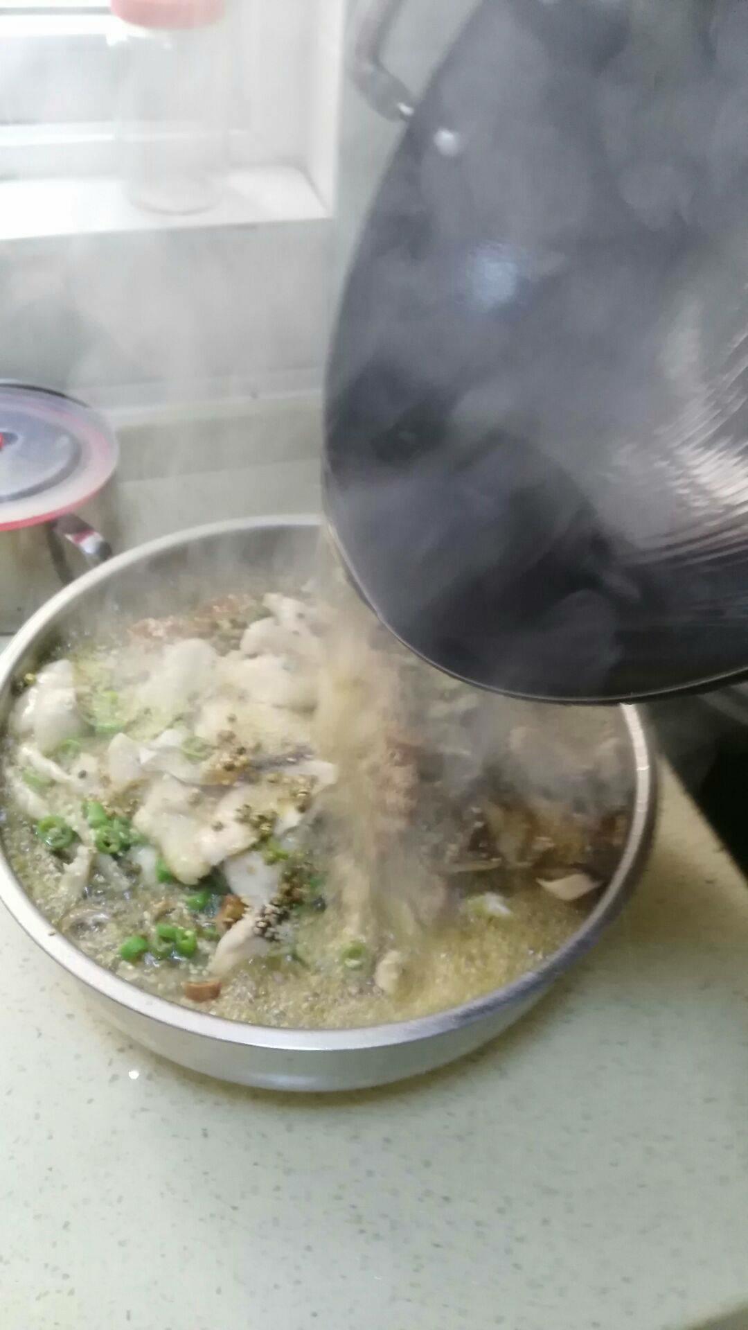 【酸菜肥肠鱼的做法步骤图,酸菜肥肠鱼怎么做