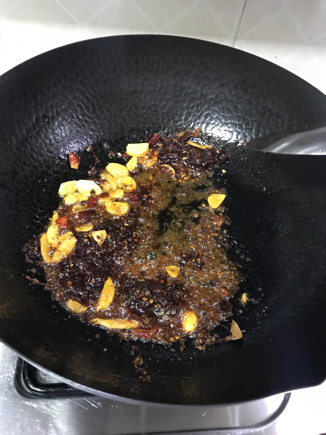 用自制香辣酱炒的小龙虾的做法 步骤3
