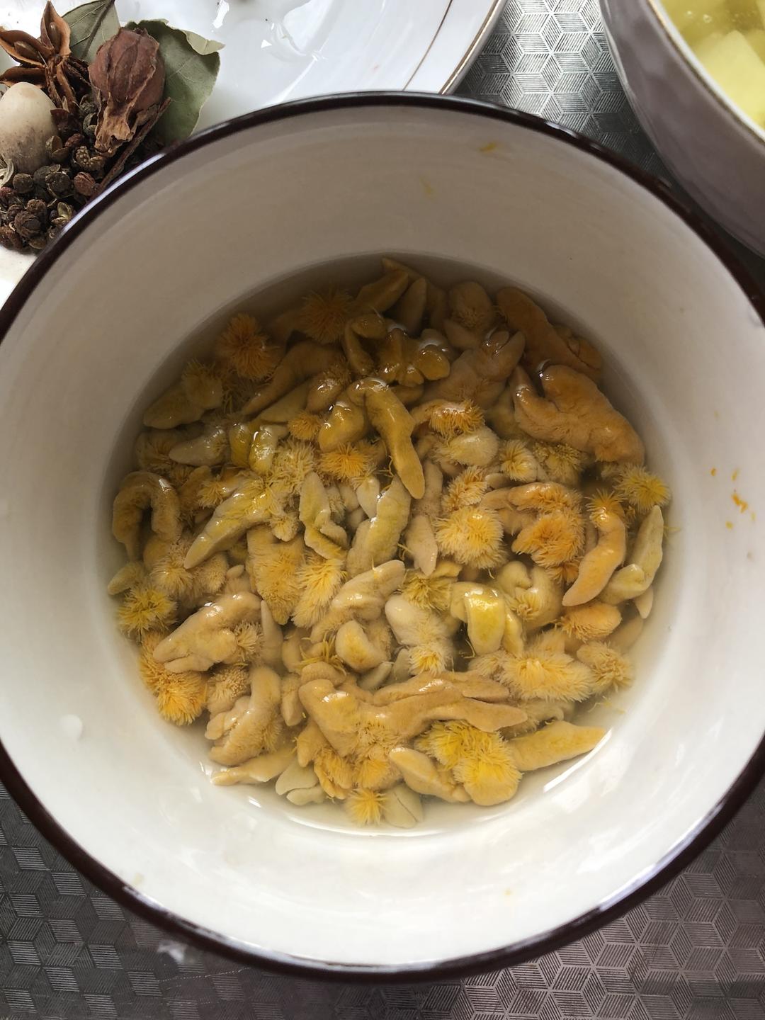 拨出虾脑,加白酒去腥.放一丁点白酒就行