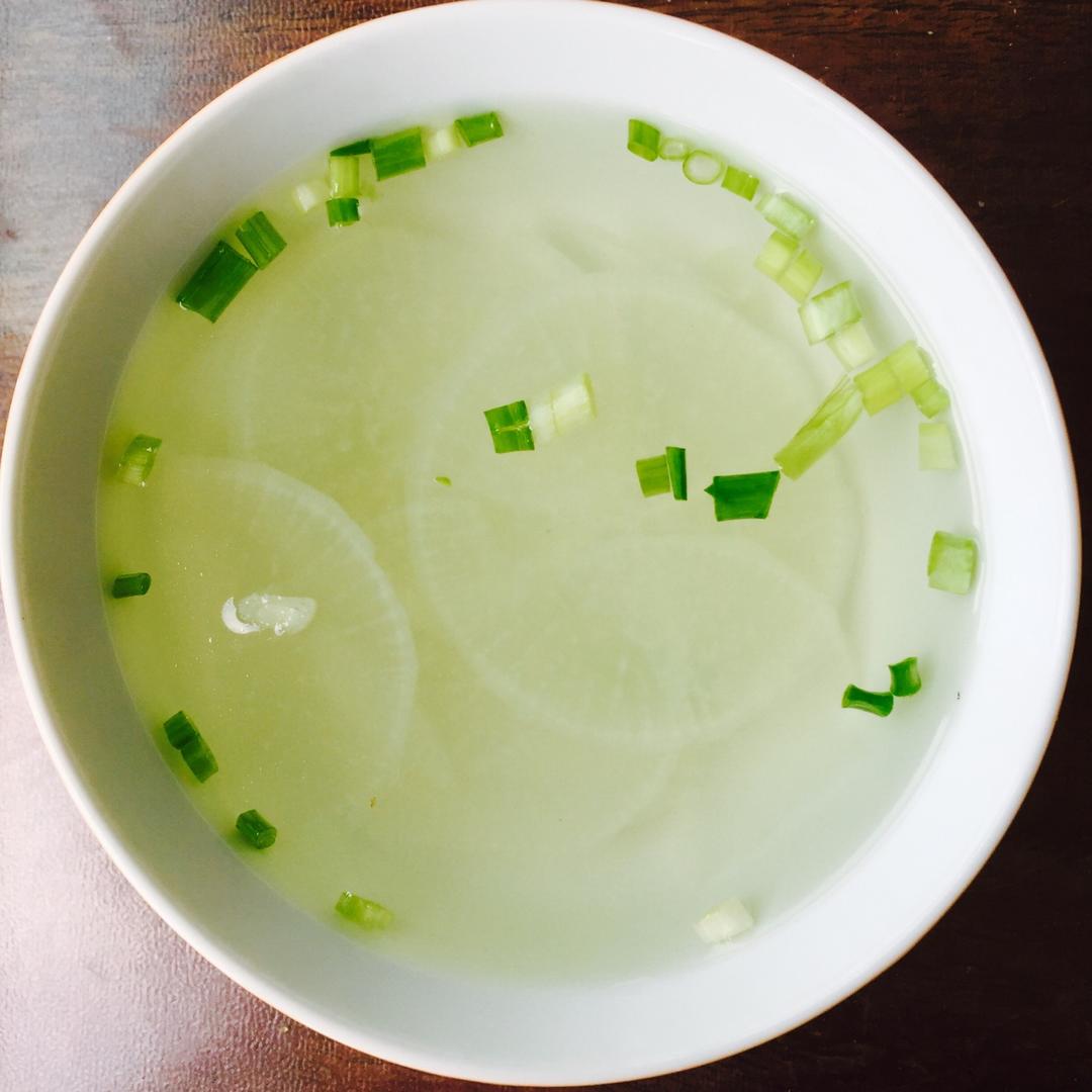 萝卜自身的甘甜,盐加深整体味觉层次,鸡精给了最后的鲜香