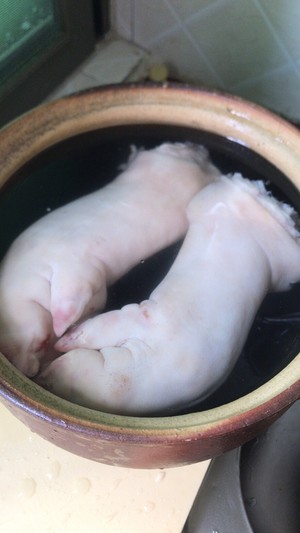 芸豆炖猪蹄:蹄花的做法 步骤1