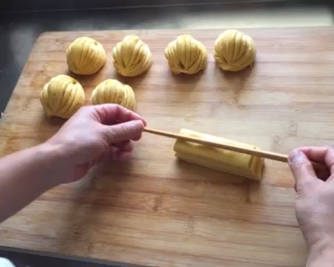 一根筷子卷出盘丝花卷（南瓜花卷）的做法 步骤20