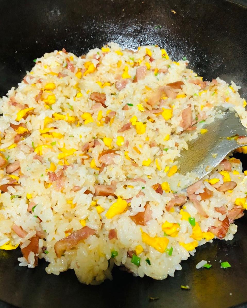 綄镁_不念过往做的鸡蛋咸肉腊肠炒饭