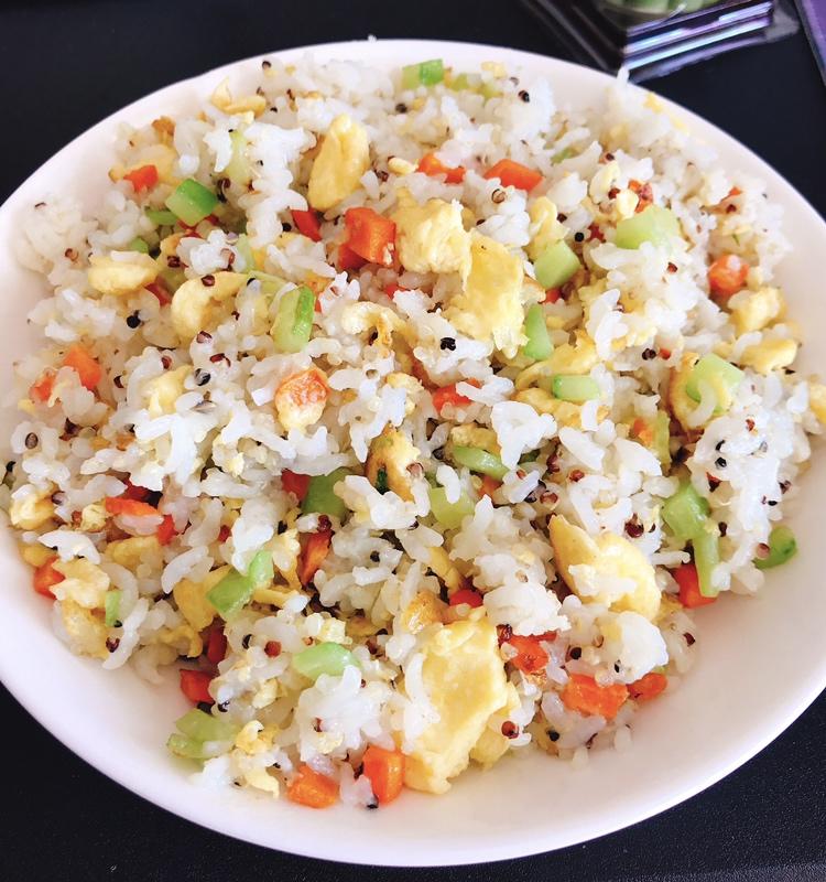 挽袖为羹汤做的家常蛋炒饭