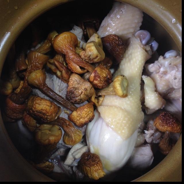 松茸干瘦肉鸡汤的做法