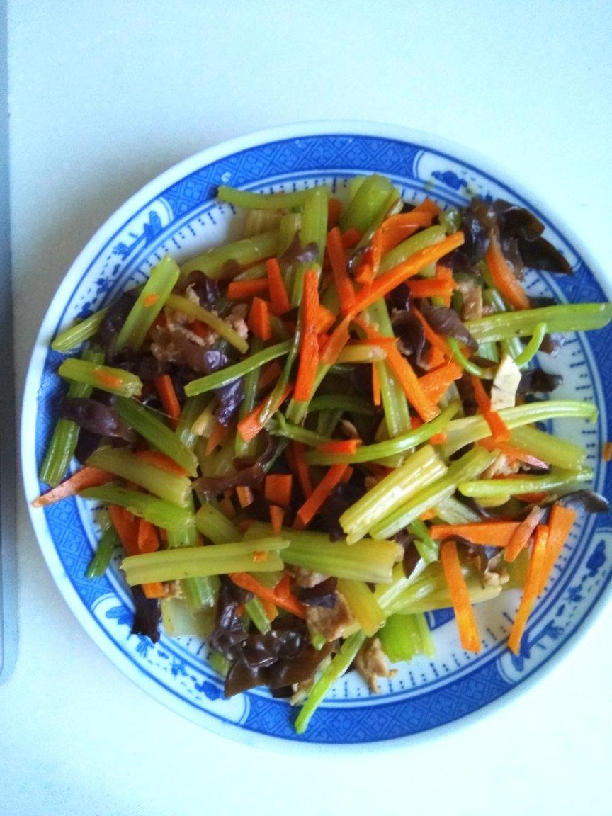 学起来哦耶做的木耳芹菜胡萝卜炒肉