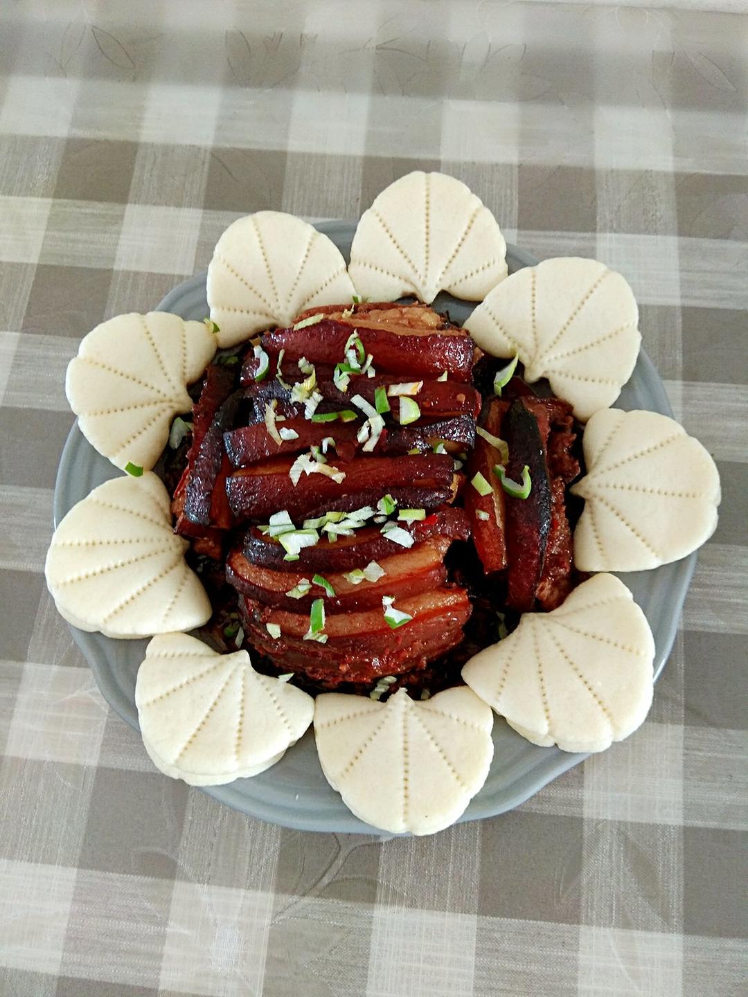 午餐2017年12月27日#荷叶饼梅菜扣肉 荷叶饼夹上一大块五花肉,咬上