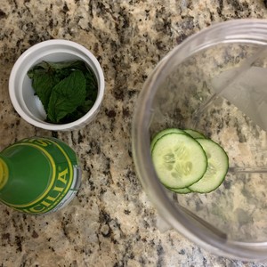 ?夏日的清爽,黄瓜薄荷伏特加?的做法 步骤2