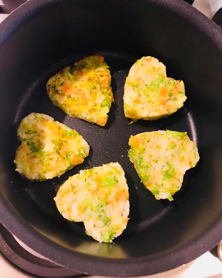 小凯茜做的三文鱼米饼宝宝辅食