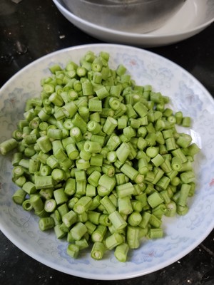 豆角炒肉沫的做法 步骤1