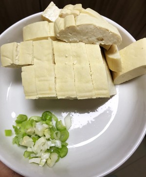蛤蜊炖豆腐的做法 步骤2