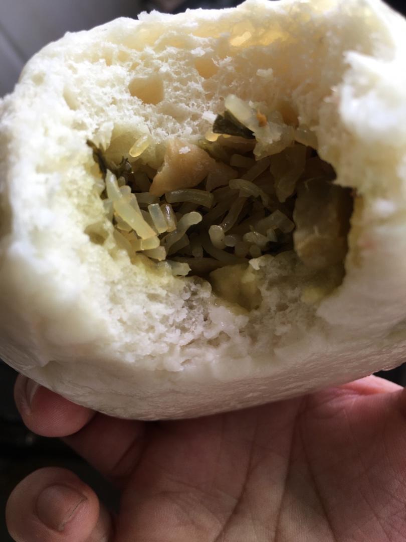 喜欢做美食的妞做的东北酸菜包子