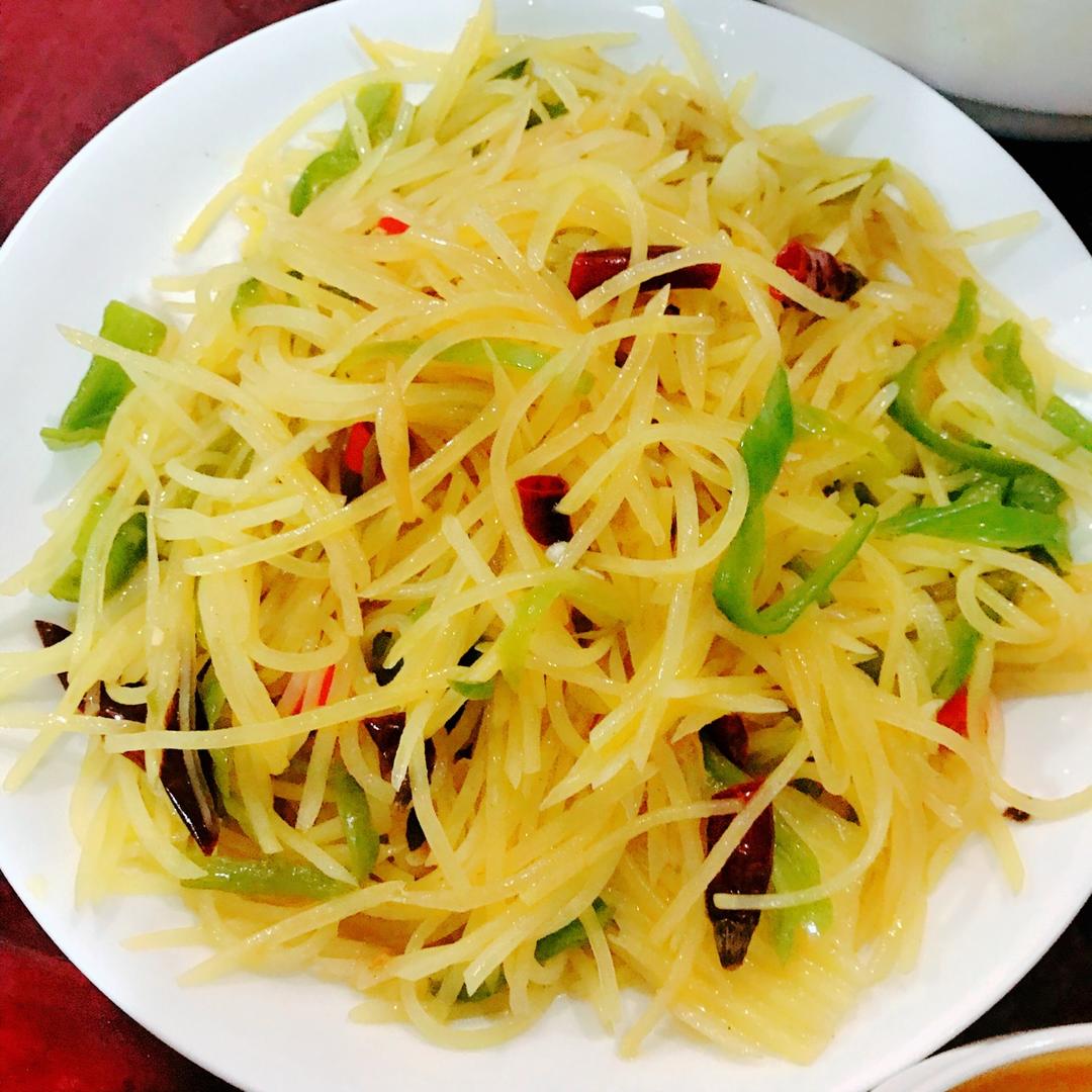 交好友一起研究美食做的酸辣土豆丝