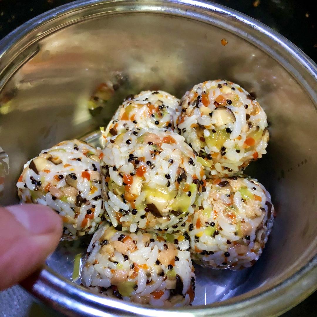 清清亮儿做的小盆友超爱的肉松饭团子