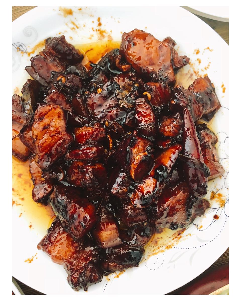 蛐蛐的冰冰做的吃着碗里望着锅里的红烧肉