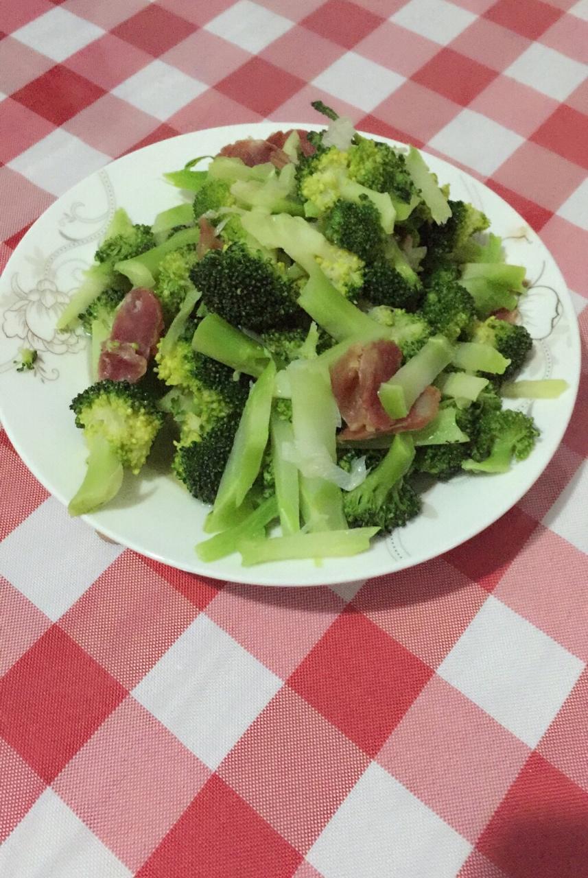 粉红女牛做的西兰花炒香肠