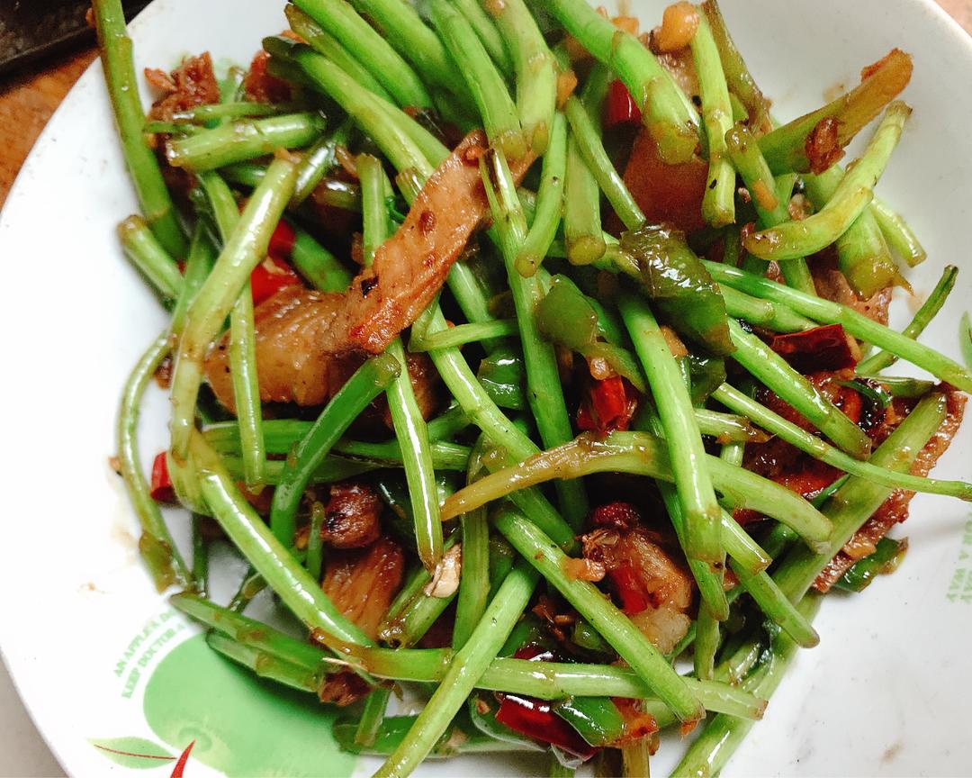 江西特色菜:黎蒿炒腊肉的做法