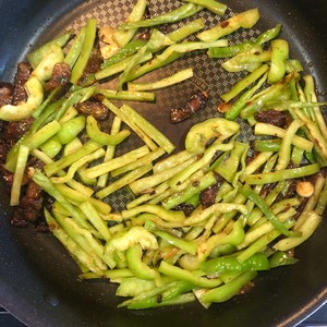无敌下饭!青椒腊肉酱爆豆腐的做法 步骤3