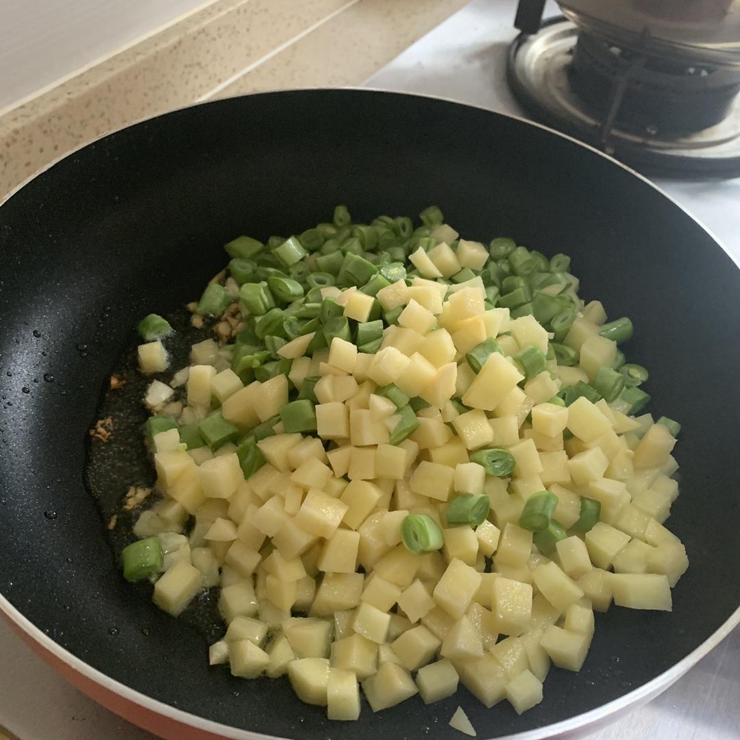 家常土豆豆角盖饭的做法 步骤4