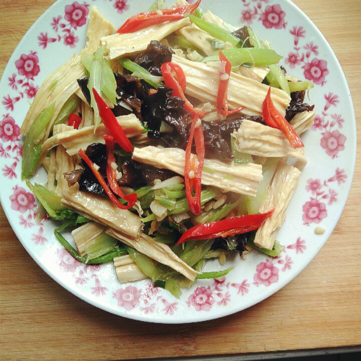 折纸飞往麦田做的西芹炒腐竹