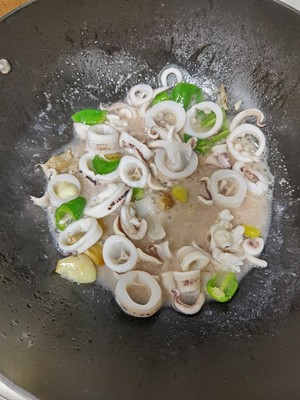 简单粗暴的海鲜大杂烩的做法 步骤4