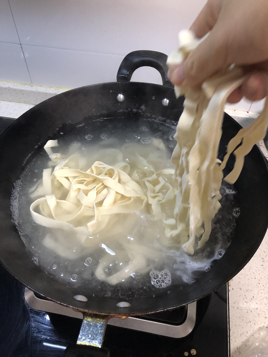 酸汤青菜蘑菇手擀面的做法 步骤4