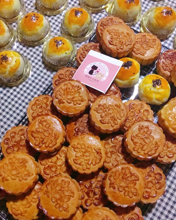 做过 广式月饼 刚烤好出来,还没回油,回油后会更漂亮 赞 月饼