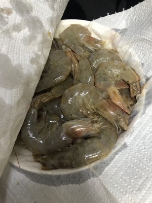 香酥茶叶虾的做法 步骤3