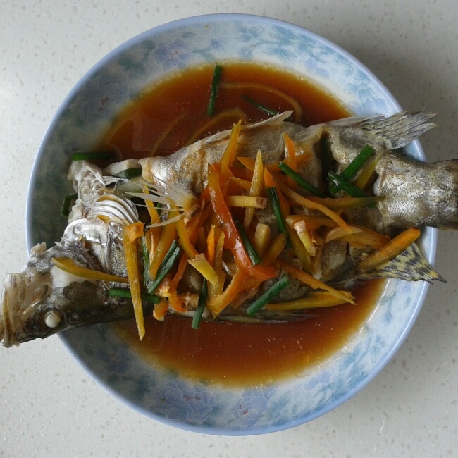 家常菜 清蒸鱼 叶子恬甜做的清蒸鱼  赞 鱼,蒸鱼豉油,植物油,料酒,盐