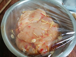 Grilled chicken breast with red pepper butter 红辣椒黄油烤鸡胸肉的做法 步骤2