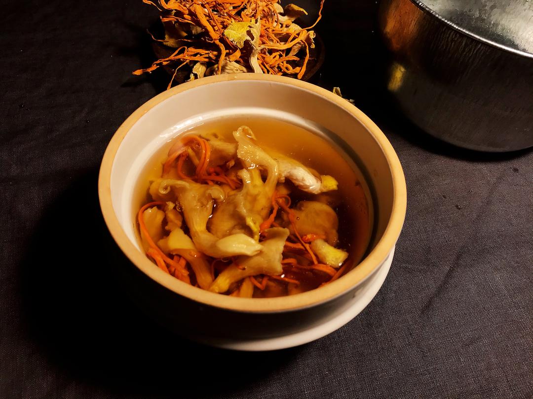 虫草花鸡油菌炖鸡骨汤