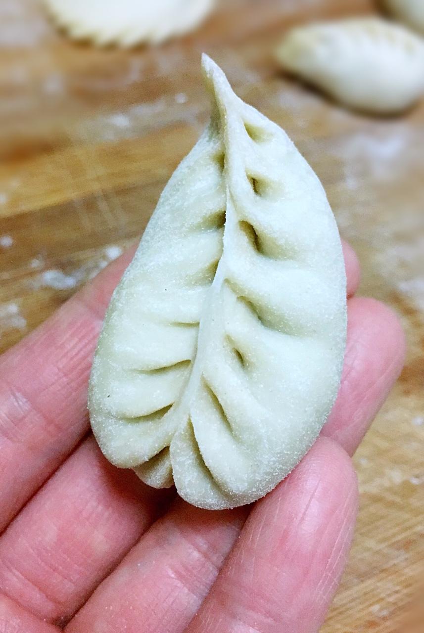 我很家常做的西葫芦鸡蛋馅儿饺子(内有柳叶饺子手法视频)