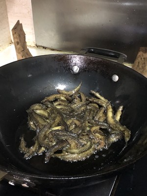 爆炒小泥鳅的做法 步骤3