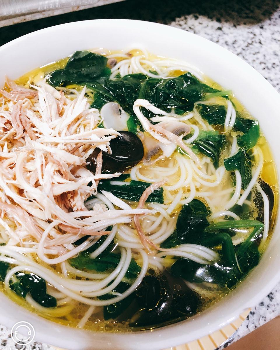 蝎蝎子66做的鸡汤鸡丝蔬菜面!蝎蝎子