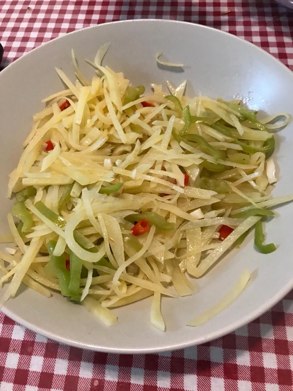 家常菜 酸辣土豆丝 滴滴狗做的酸辣土豆丝  赞 大土豆,青辣椒,小红椒