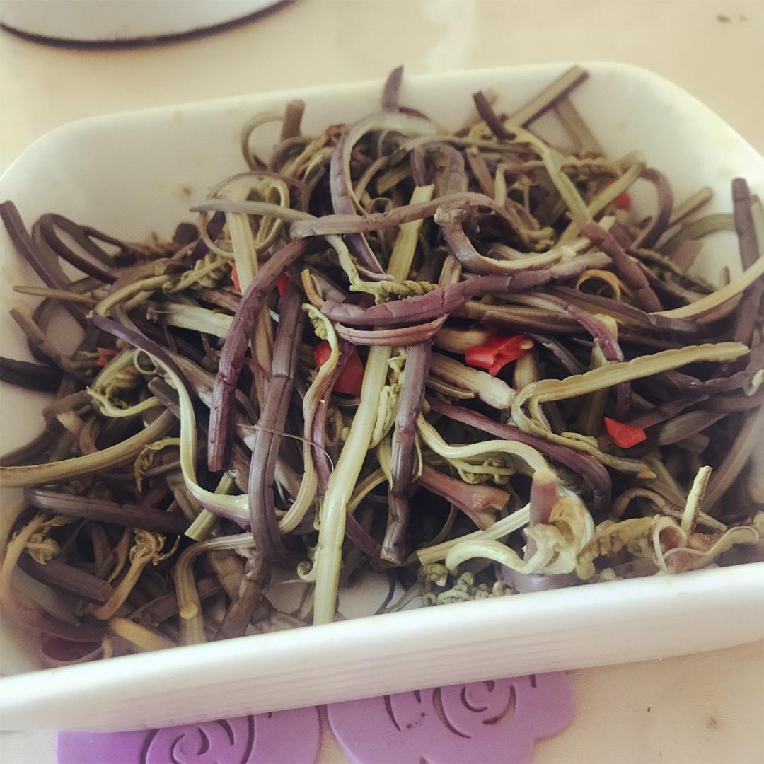 小倩倩不小了做的凉拌蕨菜