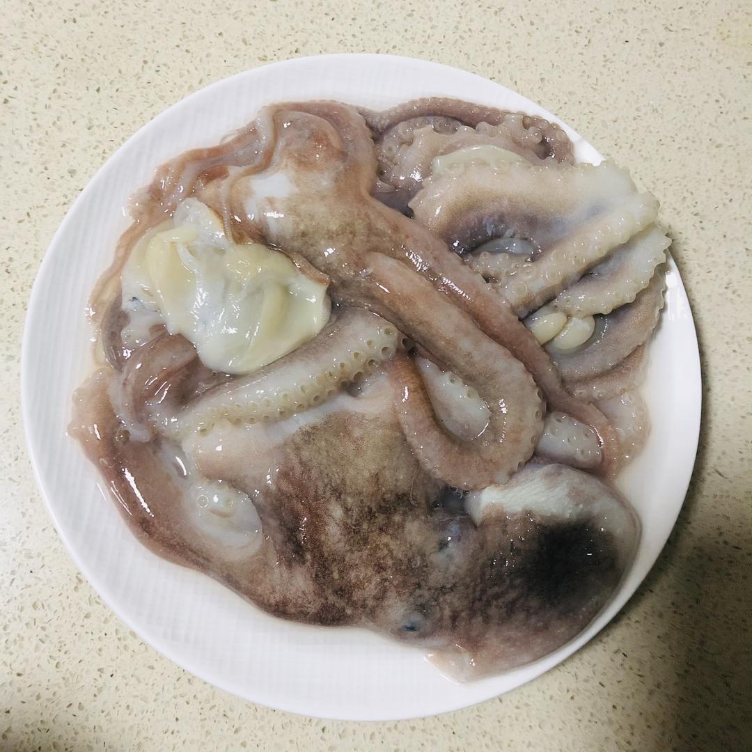3只八爪鱼,杀净清洗(鲜活的一定要请售卖的人帮忙杀掉,不然软粘粘的无