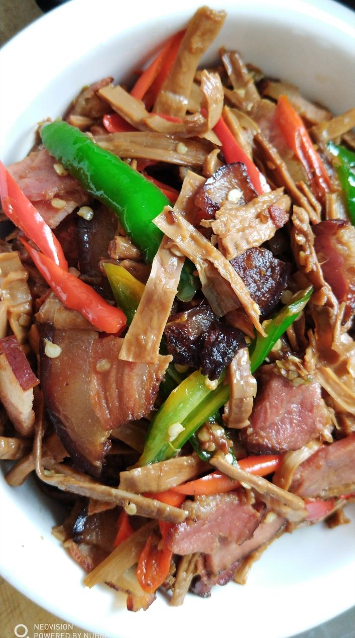 腊肉的肥肉五花肉炒菜更香,太瘦了反而柴得很用料笋干炒腊肉的做法