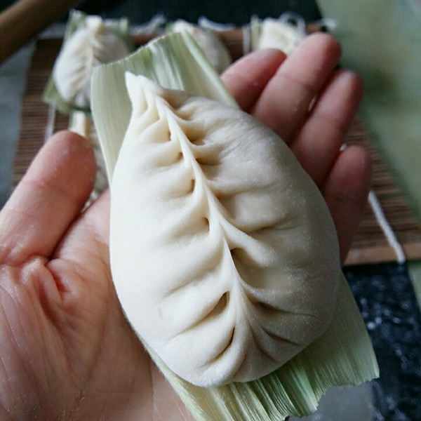 煊妈咪瞎捣腾做的弯柳叶包子包法图片