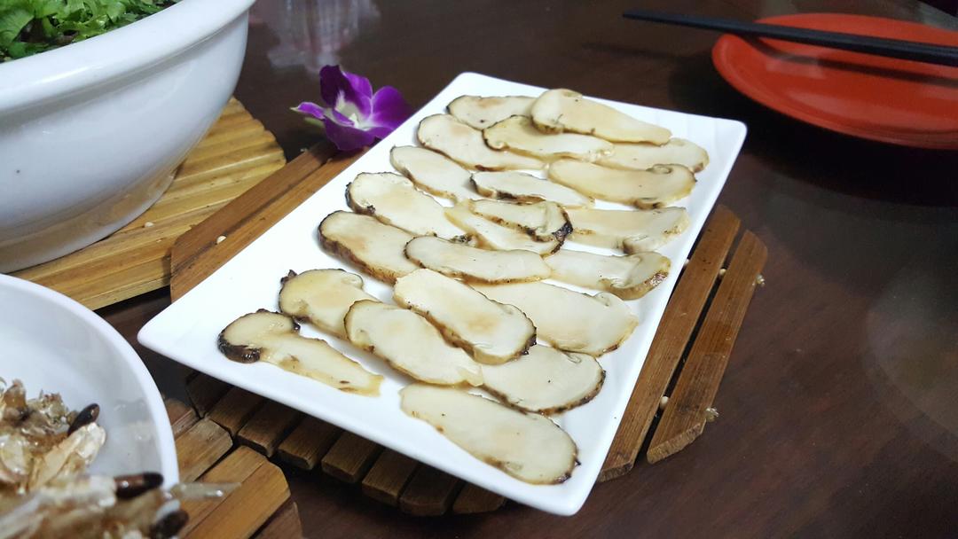 煎 黄油煎松茸 小小小叶 松茸用刀刮干净,千万别用水泡