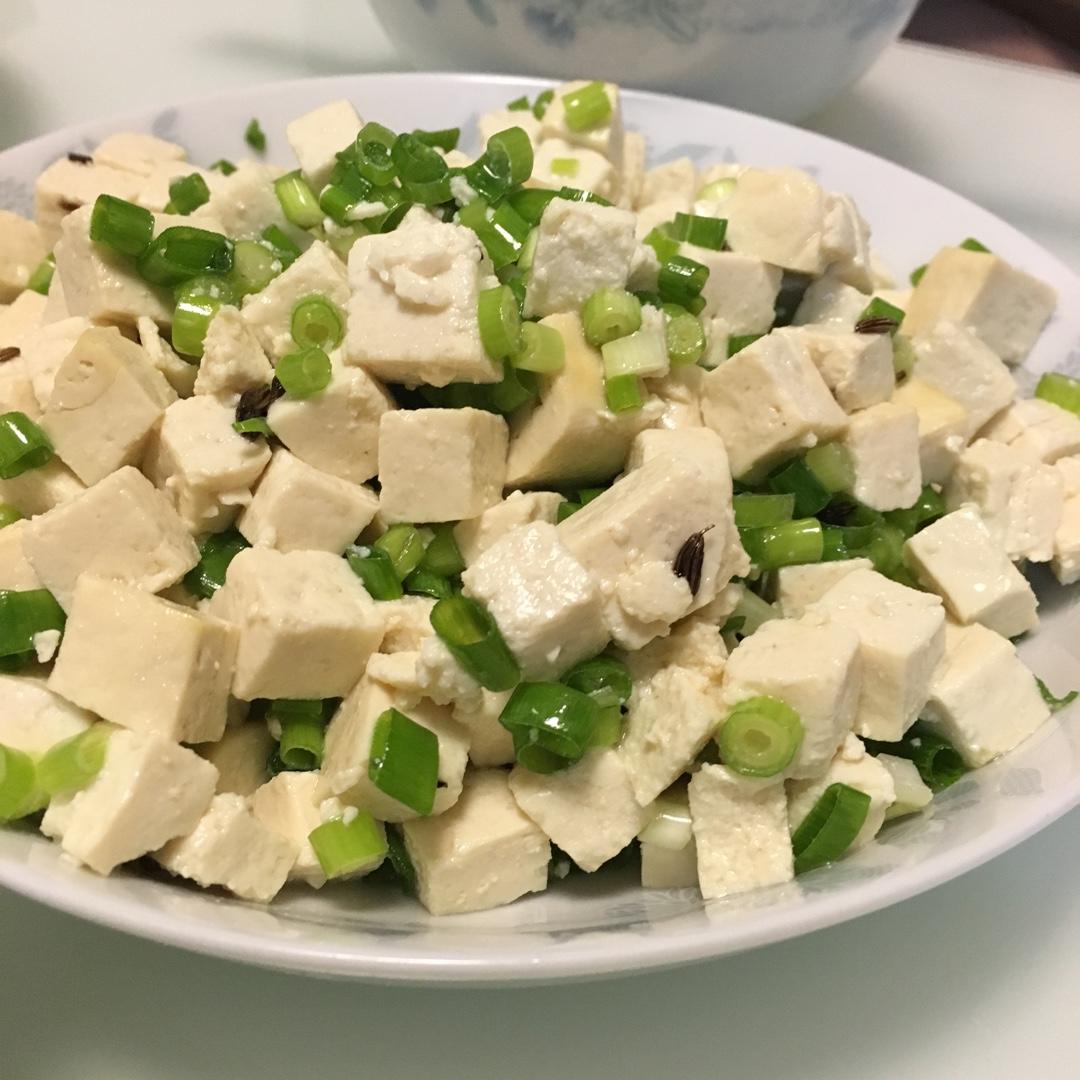 ssssssssnk爱美食做的小葱拌豆腐