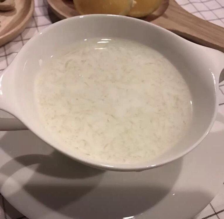 煮热的牛奶倒进燕窝里,轻轻搅拌后,美味营养的鲜奶炖燕窝就可以食用了