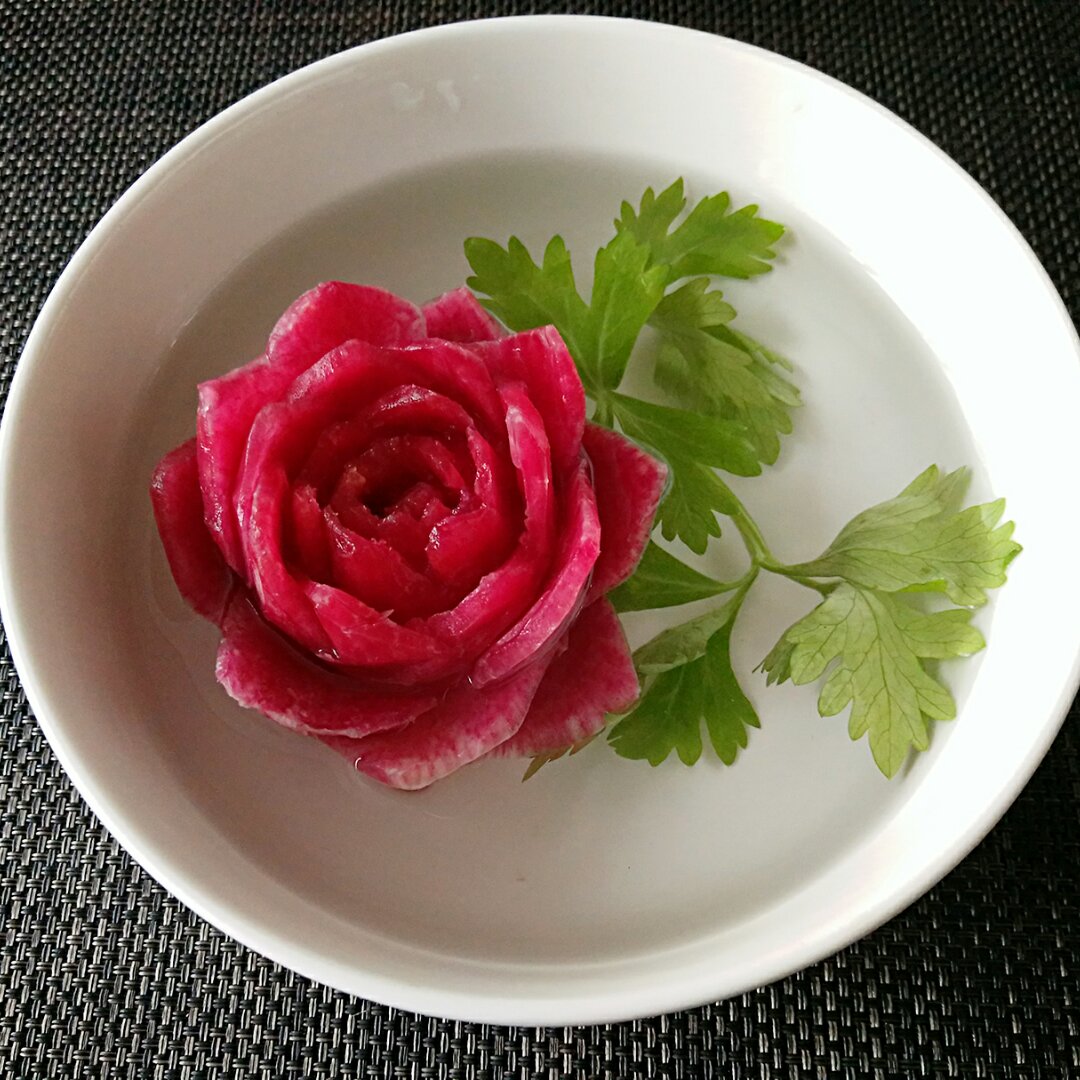 做过 雕刻萝卜花让你的菜肴锦上添花 勉强又刻了一朵心里美萝卜花