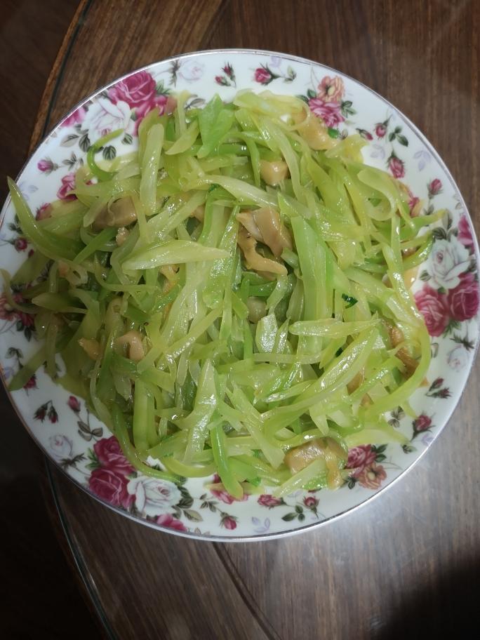 清炒莴笋